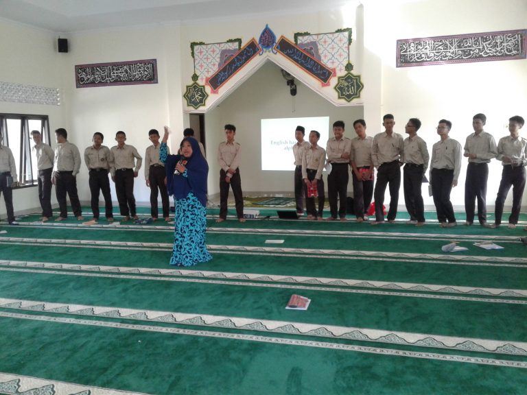 Siswa Baru SMAIT Abu Bakar Boarding School Kulon Progo Mengikuti  Pelatihan Bahasa Inggris