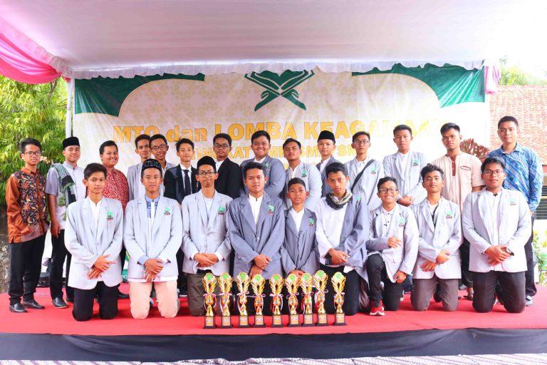 Read more about the article Kafilah MTQ SMAIT ABBSKP Memborong Piala dengan Menjuarai 9 Cabang Lomba