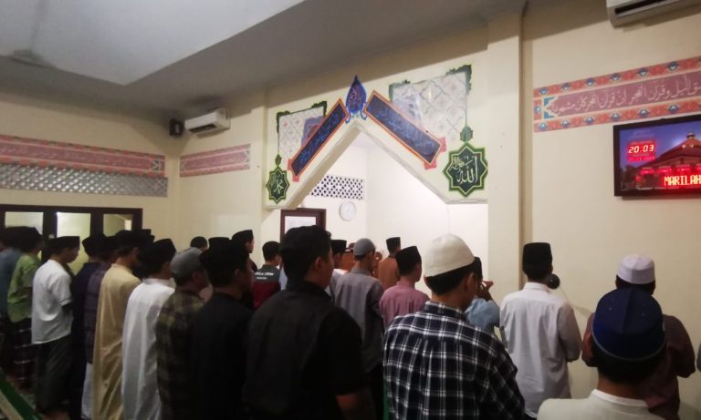 Read more about the article Santri Program Takhassus Tahfizh ABBSKP Menjadi Imam Tarawih Selama Ramadan di Sekolah