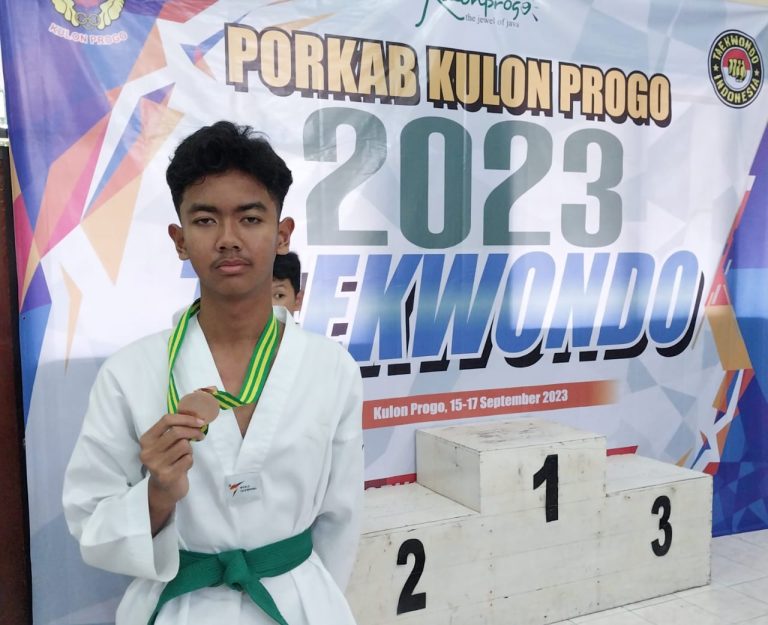 Read more about the article Siswa SMAIT ABBSKP Raih Juara 3 Taekwondo Dalam PORKAB Kulon Progo Tahun 2023