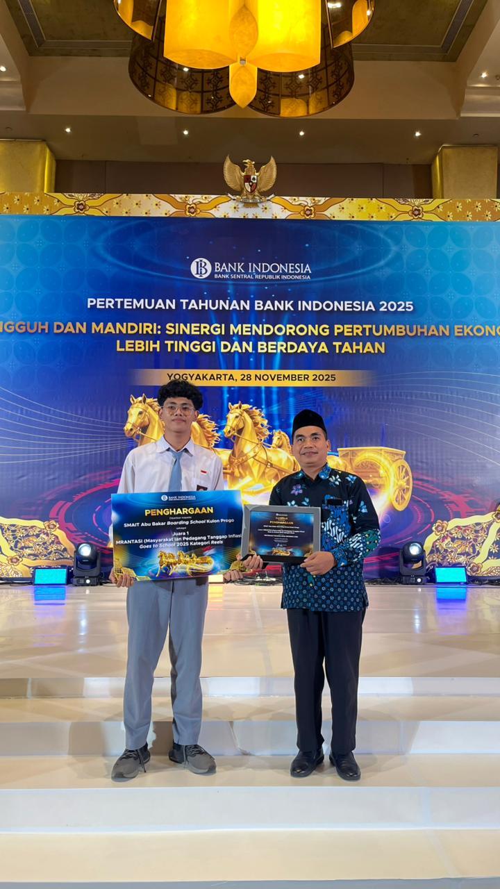 Read more about the article Tiga Siswa SMAIT ABBSKP Sukses Menjuarai Ajang Mrantasi Goes to School 2025 Lewat Video Reels Tanggap Inflasi